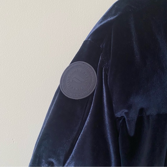 Wander Velour Fabletics Blue Velvet Puffer Cropped Jacket size M - Picture 7 of 7